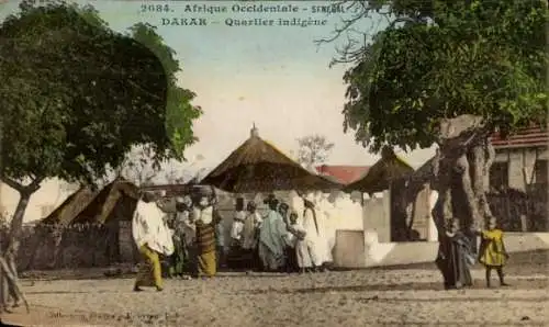 Ak Dakar Senegal, Vorderseite: bunte Postkarte, Menschen, Marktstände, afrikanische Architektur