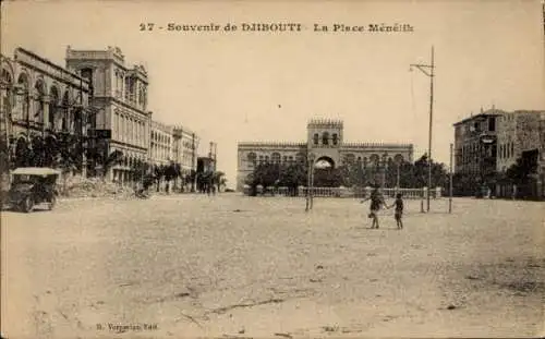 Ak Djibouti Dschibuti, Platz Ménélik, historische Architektur, Straßenansicht, zwei Personen