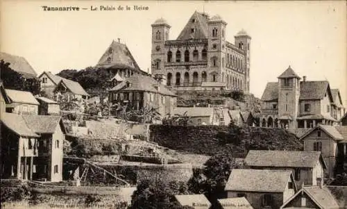 Ak Antananarivo Tananarive Madagaskar, Le Palais de la Reine, Gebäude im Vordergrund, historis...