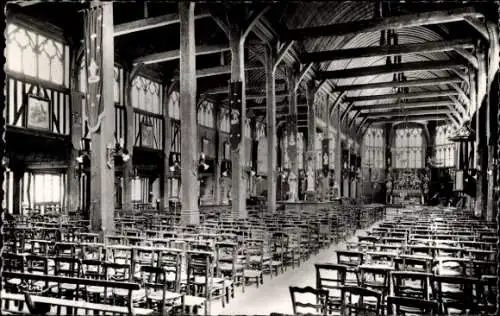 Ak Honfleur Calvados, Innenansicht der Kirche St. Katharina, Holzkonstruktion, leere Stühle