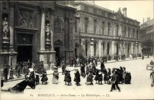 Ak Bordeaux Gironde, Vorderseite zeigt Notre-Dame, La Bibliothèque, Menschen auf der Straße
