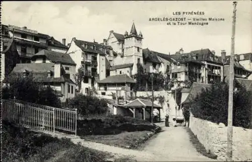 Ak Argelès Gazost Hautes Pyrénées, Alte Häuser und der Mendagne-Turm