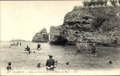 Ak Biarritz Pyrénées Atlantiques, Badeaktivitäten im Wasser, steinerne Klippen, Boote, Badende