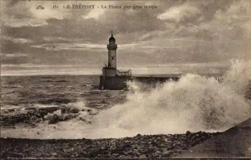Ak Le Tréport Seine Maritime, Leuchtturm, raue See, Wolken, Wellen, Küste