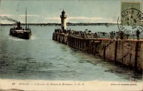 Ak Royan Charente Maritime, Hafenansicht, Ankunft des Schiffs aus Bordeaux, Leuchtturm, Menschenm
