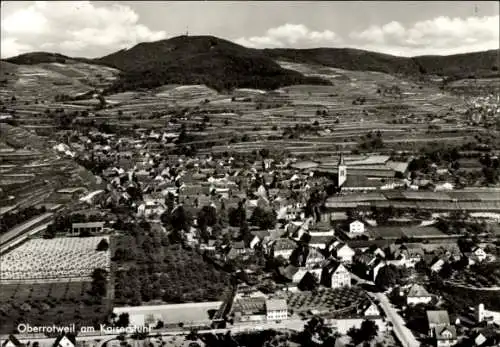 Ak Oberrotweil Vogtsburg im Kaiserstuhl, Landschaft, Weinberge, Kirche, Blick auf Dorf, Schwarz-W