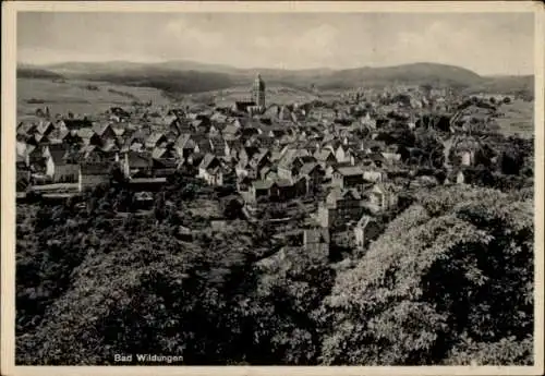 Ak Bad Wildungen in Hessen, Ansicht des Ortes, viele Häuser, Berglandschaft, r Kirchturm