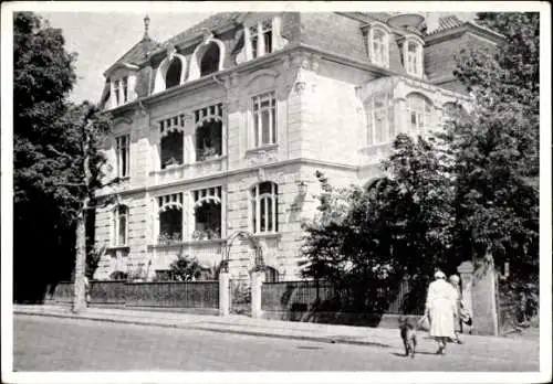 Ak Bad Pyrmont in Niedersachsen, Haus Bathildis, große Architektur, Bäume, Passanten, Hund