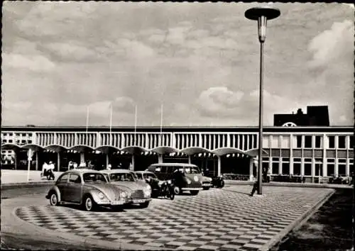 Ak Wolfsburg in Niedersachsen, Bahnhof  Autos, Himmel mit Wolken, Pflastersteine