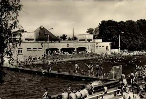 Ak Halberstadt am Harz, Sommerbad, Schwimmer im Wasser, Strandbad, Gebäude im Hintergrund
