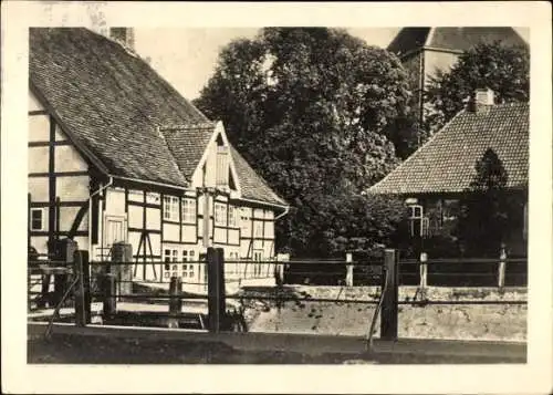 Ak Husum in Nordfriesland, Schwarz-Weiß-Foto von Fachwerkhäusern, kleine Brücke, Bäume im Hinterg