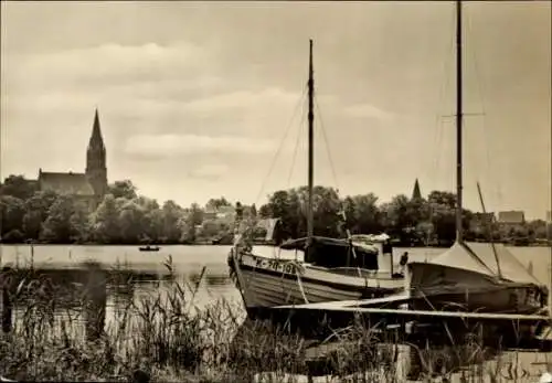 Ak Röbel an der Müritz, Boot am Wasser, Kirche im Hintergrund, ruhige Naturlandschaft,  Architekt