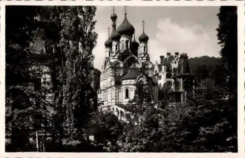 Ak Karlsbad in Baden, Russische Kirche,  Architektur, Bäume, schwarz-weiß, umliegende Natur