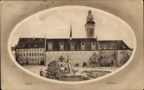 Ak Zeitz im Burgenlandkreis, Vorderansicht des Rathauses, rundes Format, Brunnen, Bäume,  Archite