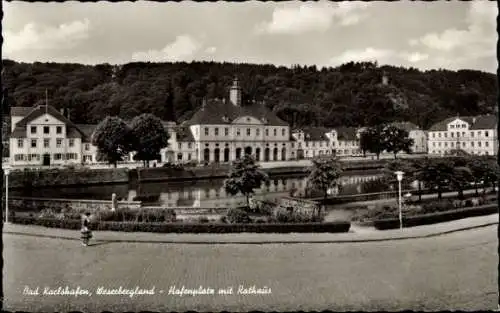 Ak Bad Karlshafen an der Weser,  Weserbergland, Hafenplate mit Rathaus