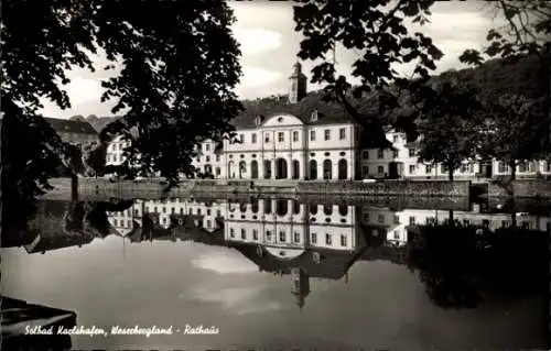 Ak Bad Karlshafen an der Weser, Solbad  Rathaus, Widerspiegelung im Wasser