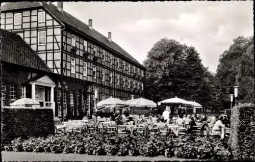 Ak Bad Driburg in Westfalen, Cafét terrasse im Kurpark,  Architektur, viele Gäste