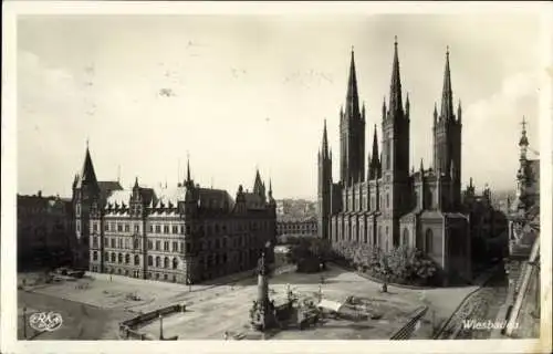 Ak Wiesbaden in Hessen, Historische Gebäude, Türme, Statue, Stadtansicht