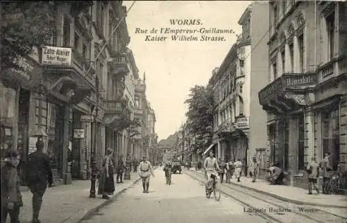 Ak Worms am Rhein, Straße von  Kaiser Wilhelm Straße, Ladenzeilen, Fahrräder