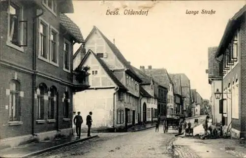Ak Oldendorf im Kreis Stade, Schwarzw weißer Straßenblick, alte Häuser, Männer in n Kleidern