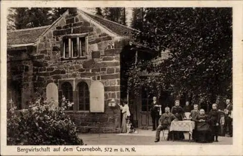 Ak Cunewalde in der Oberlausitz, Czorneboh, Bergwirtschaft, 6 Personen am Tisch, Gebäude aus Stei