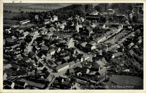 Ak Königswartha in der Oberlausitz, Luftaufnahme von  Häuser, Kirche, ländliche Umgebung