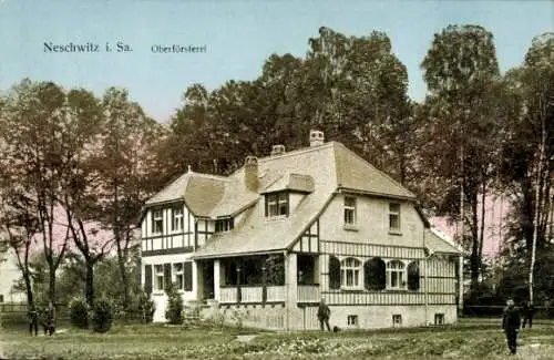 Ak Neschwitz in der Oberlausitz, Blick auf die Oberförsterei, Fachwerkhaus