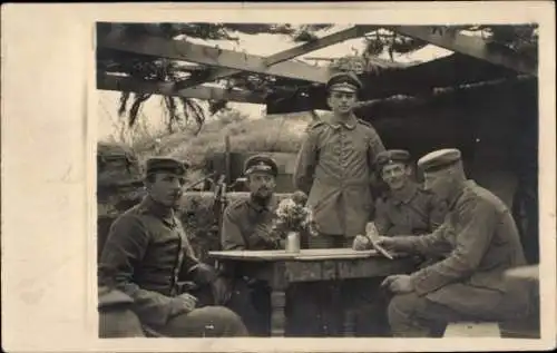 Foto Ak Aguilcourt Aisne, Wandergeschütz, Skat-Spieler, Feld-Artillerie-Regiment 64