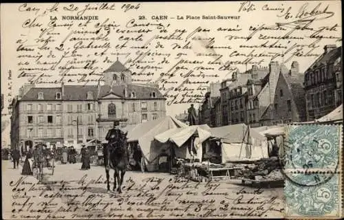 Ak Caen Calvados, la Place Saint Sauveur, Marktstände, berittener Polizist, Passanten, Kutsche