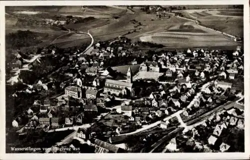 Ak Wasseralfingen Aalen im Ostalbkreis Württemberg, Luftaufnahme von  Häuser, Kirche, Felder, Lan