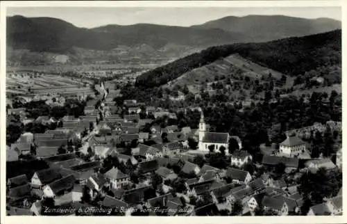 Ak Zunsweier Offenburg in Baden Schwarzwald, Luftaufnahme von Zunsweier, Kirchen, Berge, ländlich