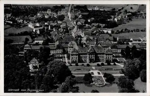 Ak Werneck in Unterfranken, Luftaufnahme von  zahlreiche Häuser, Landschaft, Gartenanlage
