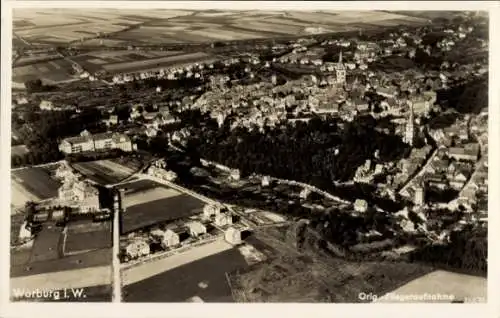 Ak Warburg in Westfalen, Luftaufnahme der Stadt, ländliche Umgebung,  Architektur