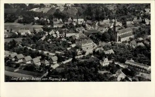Ak Lauf in Baden Schwarzwald, Luftaufnahme von Lauf bei Bühl, Baden, mehrere Häuser und eine Kirc