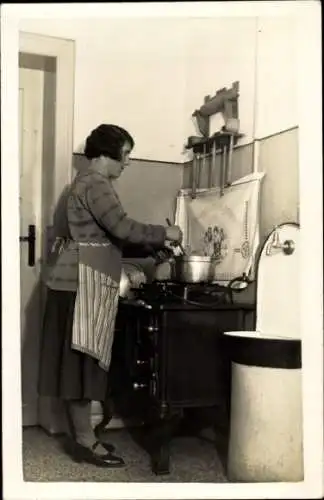 Foto Ak Küche, Frau am Herd