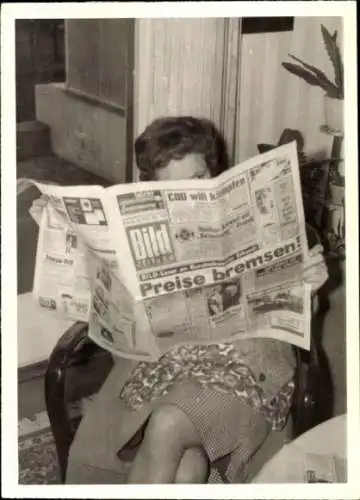 Foto Frau liest eine Bild Zeitung, Nachrichten