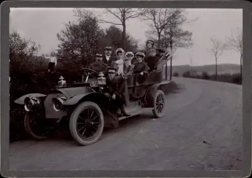 Foto Automobil, Auflugsgesellschaft auf der Tour von Bad Elster, im Elstertal, 1908