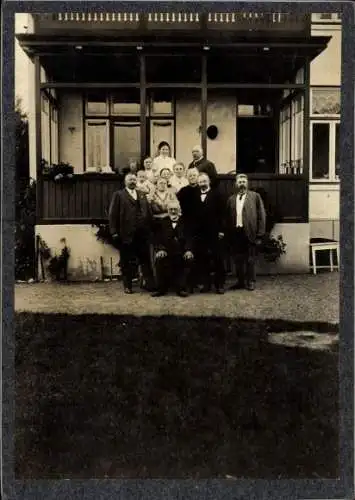 Foto Ahrensburg in Holstein, Haus Mannhagener Allee 88, Gruppenbild vor der Veranda