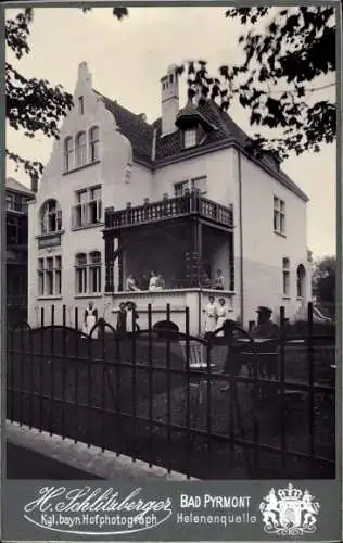 Kabinett Foto Bad Pyrmont in Niedersachsen, Helenenquelle, Villa, Gäste im Garten