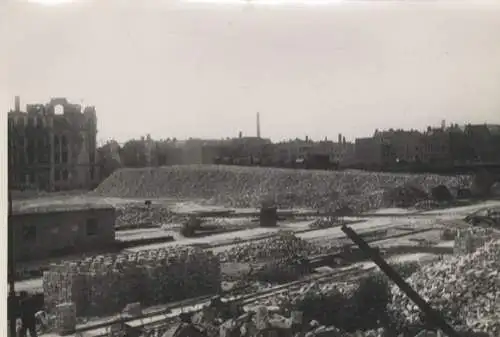 Original Foto Berlin Tiergarten, Holsteinisches Ufer, Enttrümmerung, um 1945, ca. 13 x 17 cm