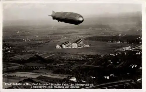 Ak Friedrichshafen am Bodensee, Graf Zeppelin in voller Fahrt, Zeppelinwerft, Fliegeraufnahme