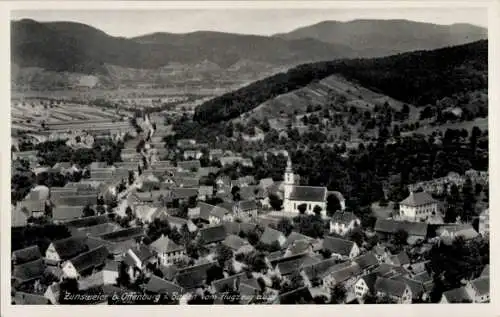 Ak Zunsweier Offenburg in Baden Schwarzwald, Luftaufnahme von Zunsweier, Kirchen, Berge, ländlich