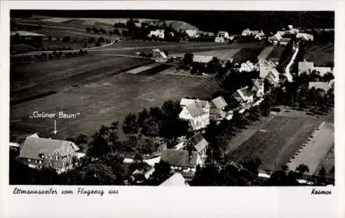 Ak Ettmannsweiler Simmersfeld im Schwarzwald, Fliegeraufnahme, Grüner Baum