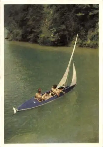 Ak Paar im Segelboot auf der Donau