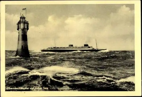 Ak Oberseedampfer auf hoher See, Leuchtturm
