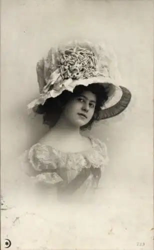 Ak Frau mit Hut, Portrait