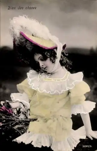 Ak Mädchen in gelbem Kleid, Hut