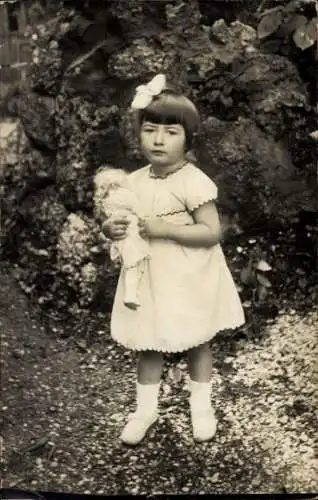 Foto Ak Mädchen mit Puppe, Porträt
