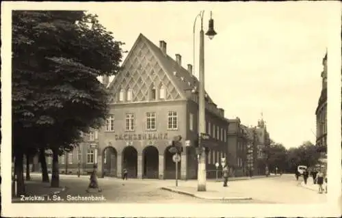 Ak Zwickau in Sachsen, Straßenszene mit der Sachsenbank in Zwickau.
