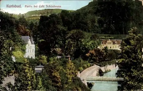 Ak Karlovy Vary Karlsbad Stadt,  Ansicht vom Café Schönbrunn, grüne Bäume, Fluss, Berge im Hin...